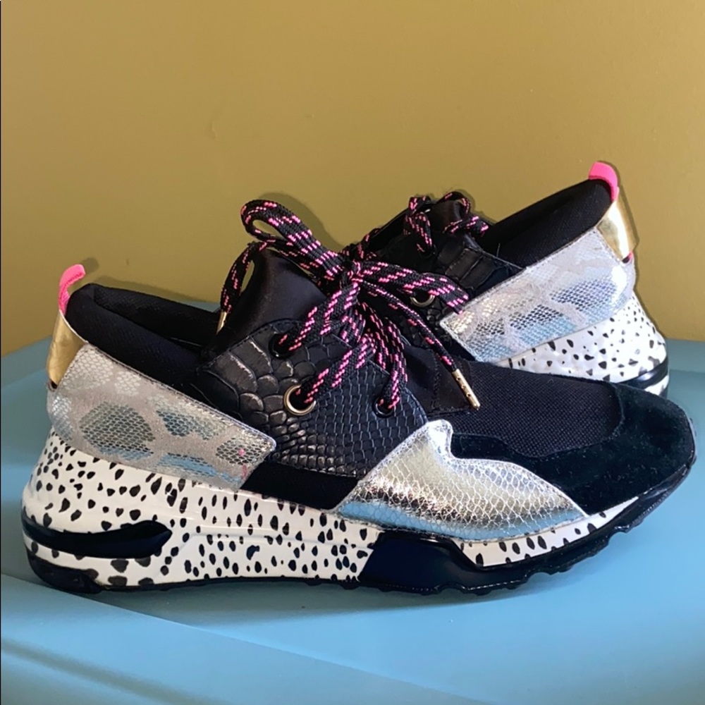 Steve Madden platform tennis ( great condition)